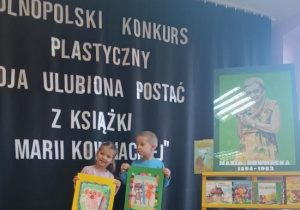 Olek i Ada pozują z nagrodami zdobytymi w konkursie.