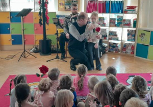 Dzieci uczestniczą w koncercie muzycznym.