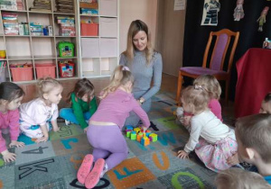 Dzieci uczestniczą w zabawach z klockami.