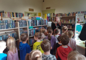 Dzieci zwiedzają bibliotekę.