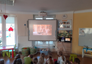 Dzieci oglądają film edukacyjny nt. historii powstania pizzy.