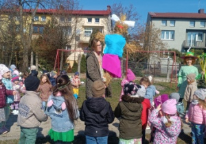 Dzieci witają Marzannę.