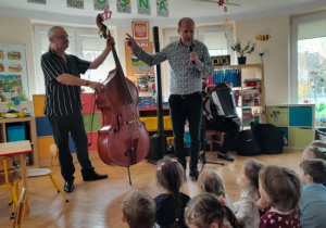 Dzieci aktywnie uczestniczą w koncercie muzycznym.