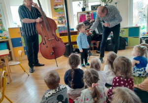 Dzieci aktywnie uczestniczą w koncercie muzycznym.