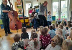 Dzieci aktywnie uczestniczą w koncercie muzycznym.