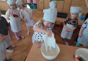 Dzieci pieką wielkanocne babeczki.