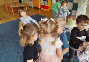Dzieci tańczą.