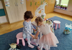 Dzieci składają życzenia.