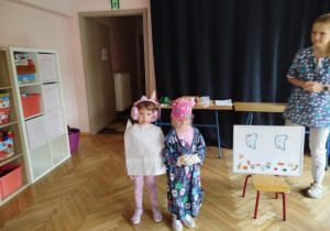 Dzieci uczestniczą w warsztatach stomatologicznych.