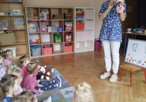 Dzieci uczestniczą w warsztatach stomatologicznych.