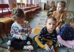 Dzieci uczestniczą w warsztatach stomatologicznych.