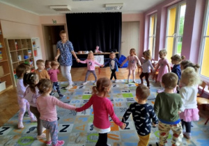 Dzieci uczestniczą w warsztatach stomatologicznych.