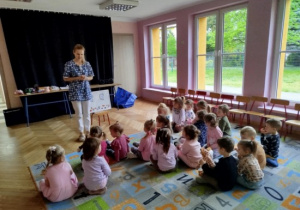 Dzieci uczestniczą w warsztatach stomatologicznych.