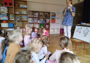 Dzieci uczestniczą w warsztatach stomatologicznych.