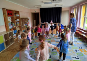 Dzieci uczestniczą w warsztatach stomatologicznych.