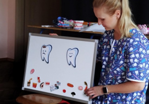 Dzieci uczestniczą w warsztatach stomatologicznych.