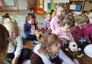 Dzieci uczestniczą w warsztatach stomatologicznych.