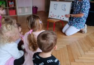 Dzieci uczestniczą w warsztatach stomatologicznych.