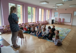 Dzieci na warsztatach z Panią higienistką.