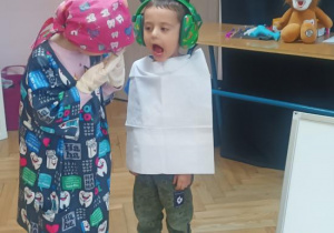 Dzieci poznają zawód dentysty poprzez zabawę w lekarza i pacjenta.