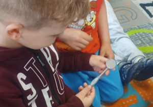 Dzieci poznają narzędzia potrzebne dentyście w formie zabawy.