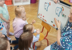 Burza mózgów - co lubia nasze zęby a czego nie. Praca z tablicą.