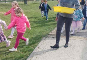 Zabawy i konkursy na świeżym powietrzu.