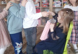 Kajtusie składają Zosi życzenia i częstują się cukierkami.