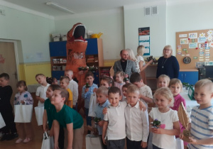 Wszyscy uczestnicy konkursu pozują z Dinozaurem.