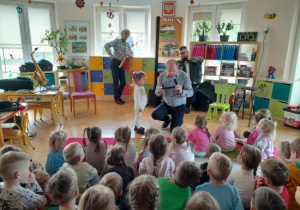 Dzieci uczestniczą w koncercie muzycznym.