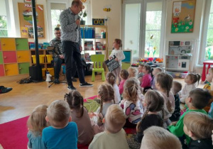 Dzieci uczestniczą w koncercie muzycznym.