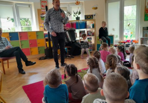 Dzieci uczestniczą w koncercie muzycznym.