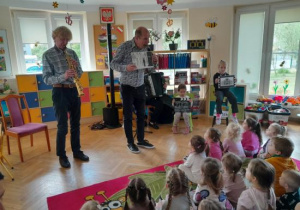 Dzieci uczestniczą w koncercie muzycznym.