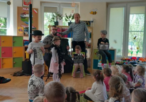 Dzieci uczestniczą w koncercie muzycznym.