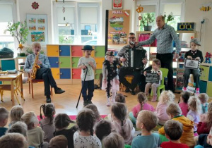 Dzieci uczestniczą w koncercie muzycznym.