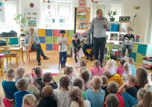 Dzieci uczestniczą w koncercie muzycznym.
