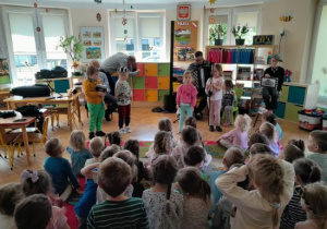Dzieci uczestniczą w koncercie muzycznym.