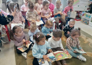 Dzieci uczestniczą w warsztatach literackich.