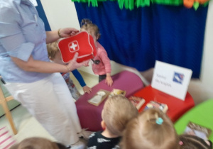 Dzieci uczą się naprawiać zniszczone książki.