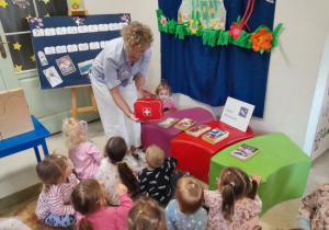 Dzieci uczą się naprawiać zniszczone książki.