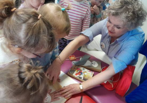 Dzieci uczą się naprawiać zniszczone książki.
