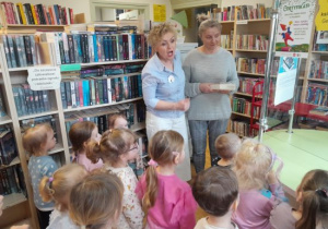Dzieci zwiedzają bibliotekę.