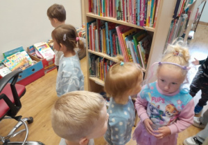 Dzieci zwiedzają bibliotekę.