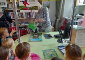 Dzieci zwiedzają bibliotekę.