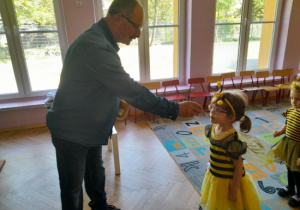 Dzieci smakują miód