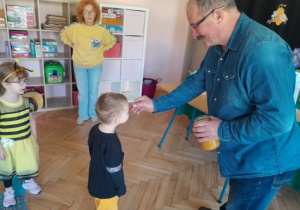 Dzieci smakują miód