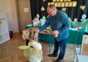 Dzieci smakują miód