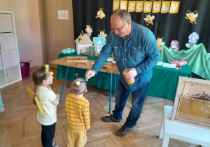 Dzieci smakują miód