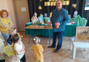 Dzieci smakują miód