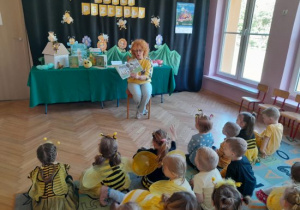 Dzieci słuchają czytanej książki
